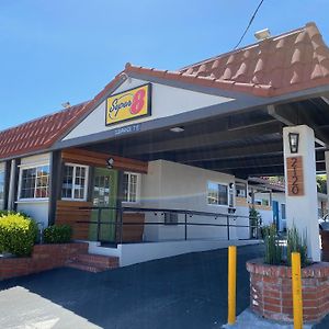 Super 8 By Wyndham Monterey